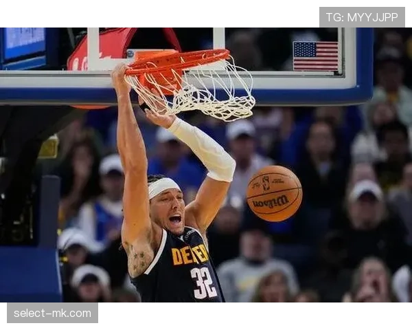 本·戈登无球跑动拉开空间，改变对手防守布局